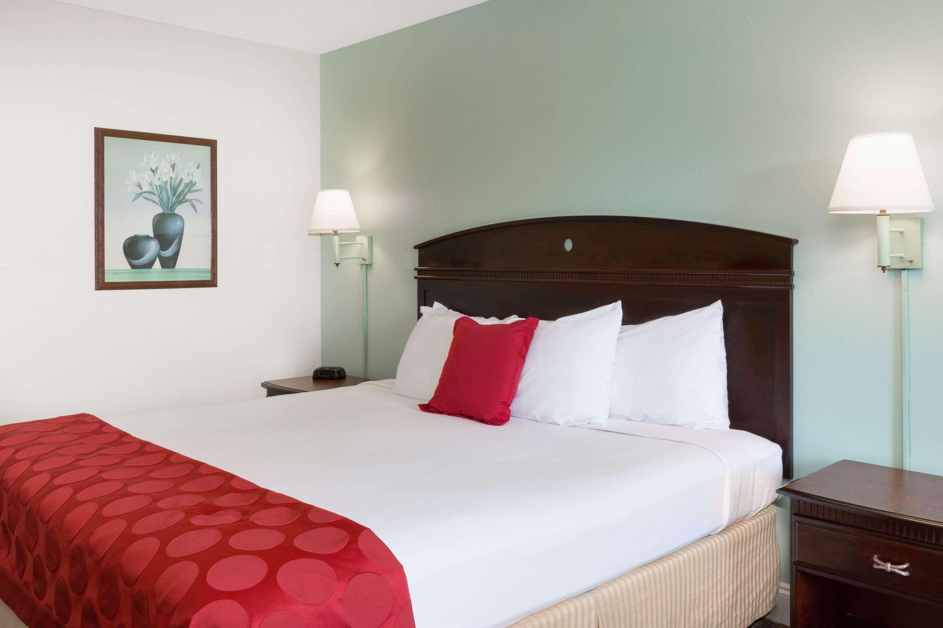Ramada By Wyndham Pelham Hotel Exterior photo
